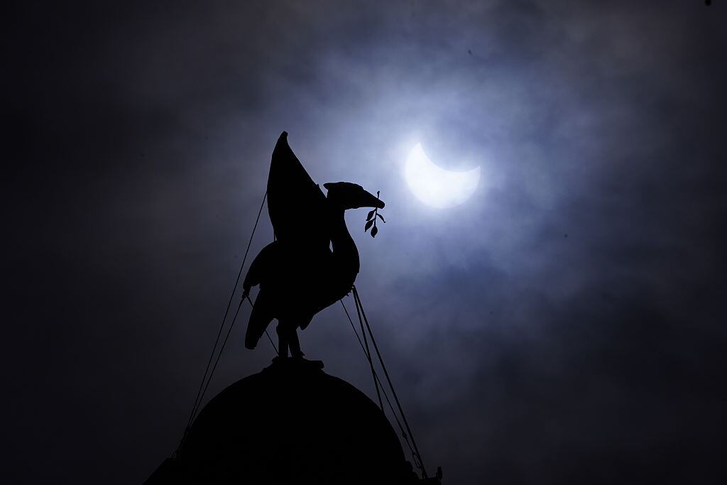 El eclipse solar parcial sorprendió con su majestuosidad y dejó imágenes impactantes.