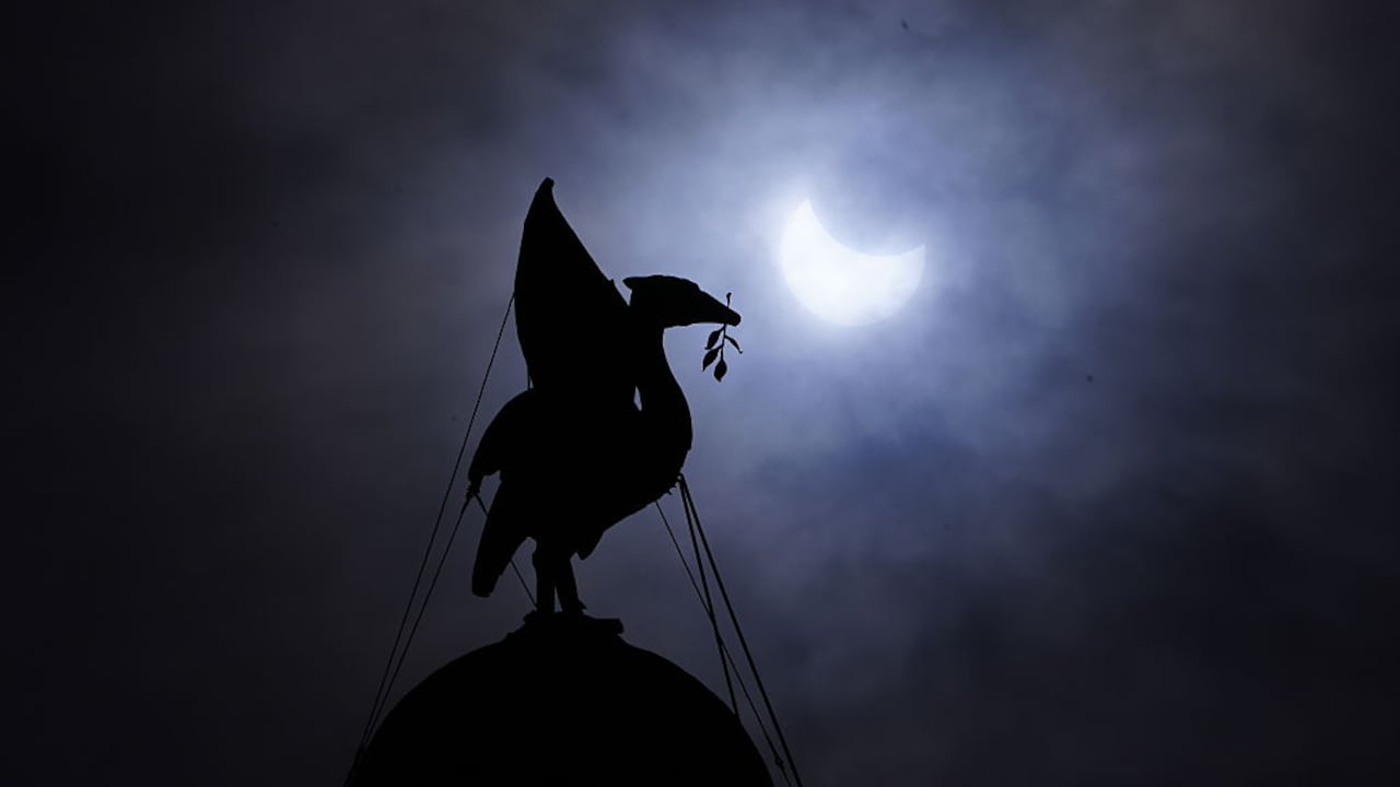 Una dicotomía hídrica divide la geología lunar, indican científicos.