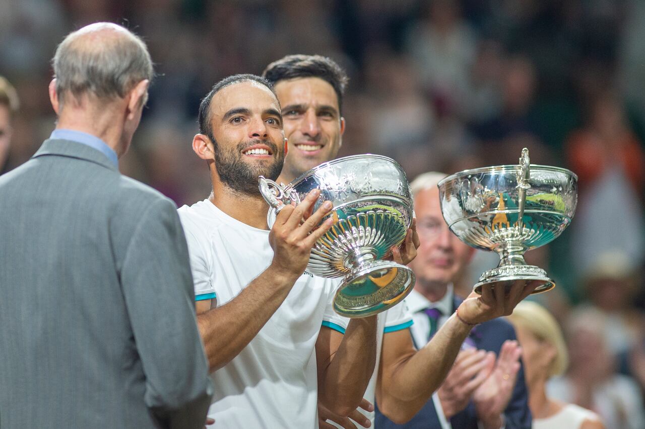 Juan Sebastian Cabal de Colombia y Robert Farah de Colombia celebran la victoria con los trofeos de los ganadores después de su partido contra Nicolas Mahut de Francia y Edouard Roger-Vasselin de Francia en la final de dobles de hombres en la cancha central durante el Wimbledon Lawn Campeonatos de tenis en el All England Lawn Tennis and Croquet Club en Wimbledon el 13 de julio de 2019 en Londres, Inglaterra. (Foto de Tim Clayton/Corbis vía Getty Images)
