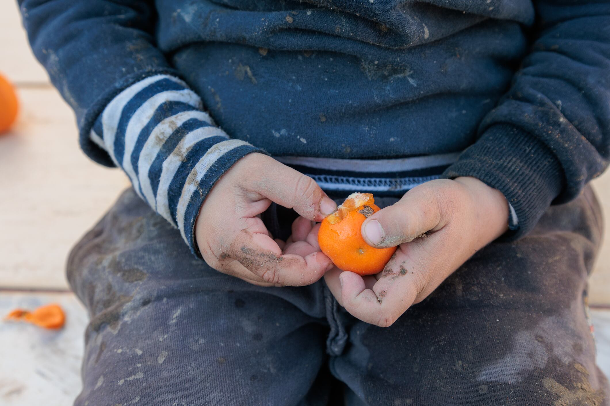Científicos vinculan la pobreza infantil con un mayor desgaste biológico en el organismo.