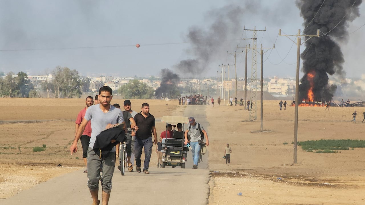 Un aluvión de miles de cohetes se abrieran paso por las barricadas israelíes el sábado por la mañana para asaltar poblaciones cercanas.