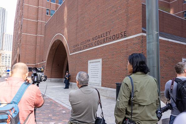 Medios fuera del Palacio de Justicia de los Estados Unidos John Joseph Moakley antes de la lectura de cargos de Jack Teixeira el 14 de abril de 2023 en Boston, Massachusetts. Teixeria, miembro de la Guardia Nacional Aérea de Massachusetts, fue arrestado en la investigación sobre la divulgación de documentos gubernamentales altamente confidenciales. (Foto de Scott Eisen/Getty Images)