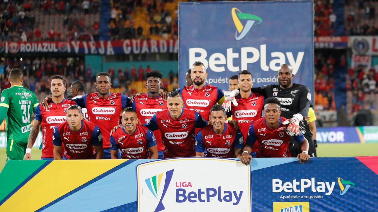 MEDELLIN - COLOMBIA, 23-10-2021: Jugadores del Medellín posan para una foto previo al partido entre Deportivo Independiente Medellín y Deportes Tolima por la fecha 15 como parte de la Liga BetPlay DIMAYOR II 2021 jugado en el estadio Atanasio Girardot de la ciudad de Medellín. / Players of Medellin pose to a photo prior Between Deportivo Independiente Medellin and Deportes Tolima match for the date 15 as part of the BetPlay DIMAYOR League II 2021 played at Atanasio Girardot stadium in Medellin city. Photo: VizzorImage / Donaldo Zuluaga / Cont