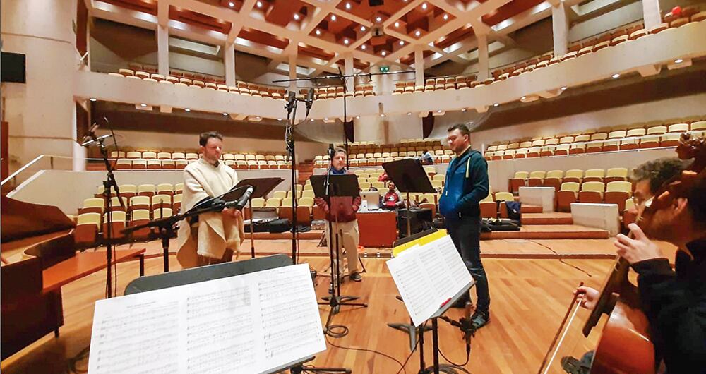 Durante las sesiones de grabación, al interior del Auditorio Fabio Lozano de la Universidad Jorge Tadeo Lozano, en 2023.