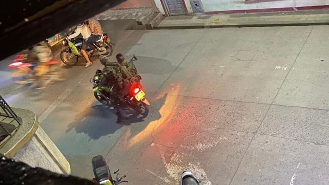 Imagen de una cámara de seguridad muestra a los guerrilleros en moto por el municipio