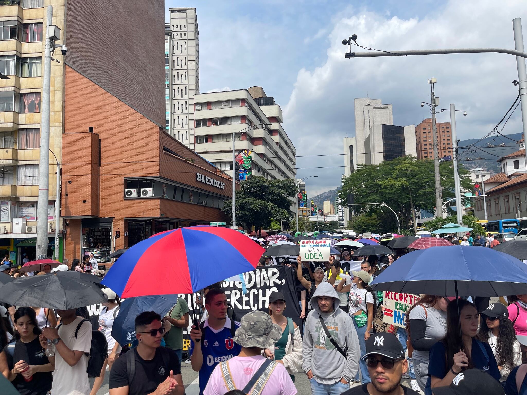 Los participantes exigen acciones para prevenir la privatización o posible colapso financiero de la universidad.