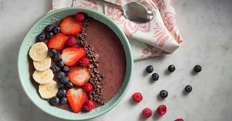 SMOOTHIE BOWL CON FRUTOS ROJOS Y ACAI