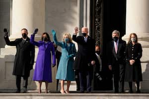 El presidente electo Joe Biden, su esposa Jill Biden y la vicepresidenta electa Kamala Harris y su esposo Doug Emhoff llegan a las escaleras del Capitolio de los Estados Unidos para el inicio de las ceremonias oficiales de inauguración, en Washington, el miércoles 20 de enero de 2021. (Foto AP / J. Scott Applewhite)