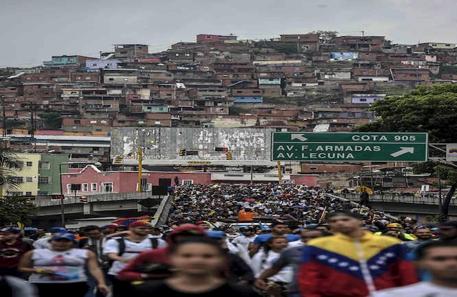 En homenaje a las víctimas de los primeras semanas de protestas, la "Marcha del Silencio" de la oposición cruzó el 22 de abril hacia el oeste de Caracas, una zona considerada bastión del chavismo a la que es casi imposible llegar por las ráfagas de lacrimógenas y perdigones. La movilización recorrió 14 km hacia la sede de la Conferencia Episcopal Venezolana, después de que religiosos mediaran con la Guardia Nacional.