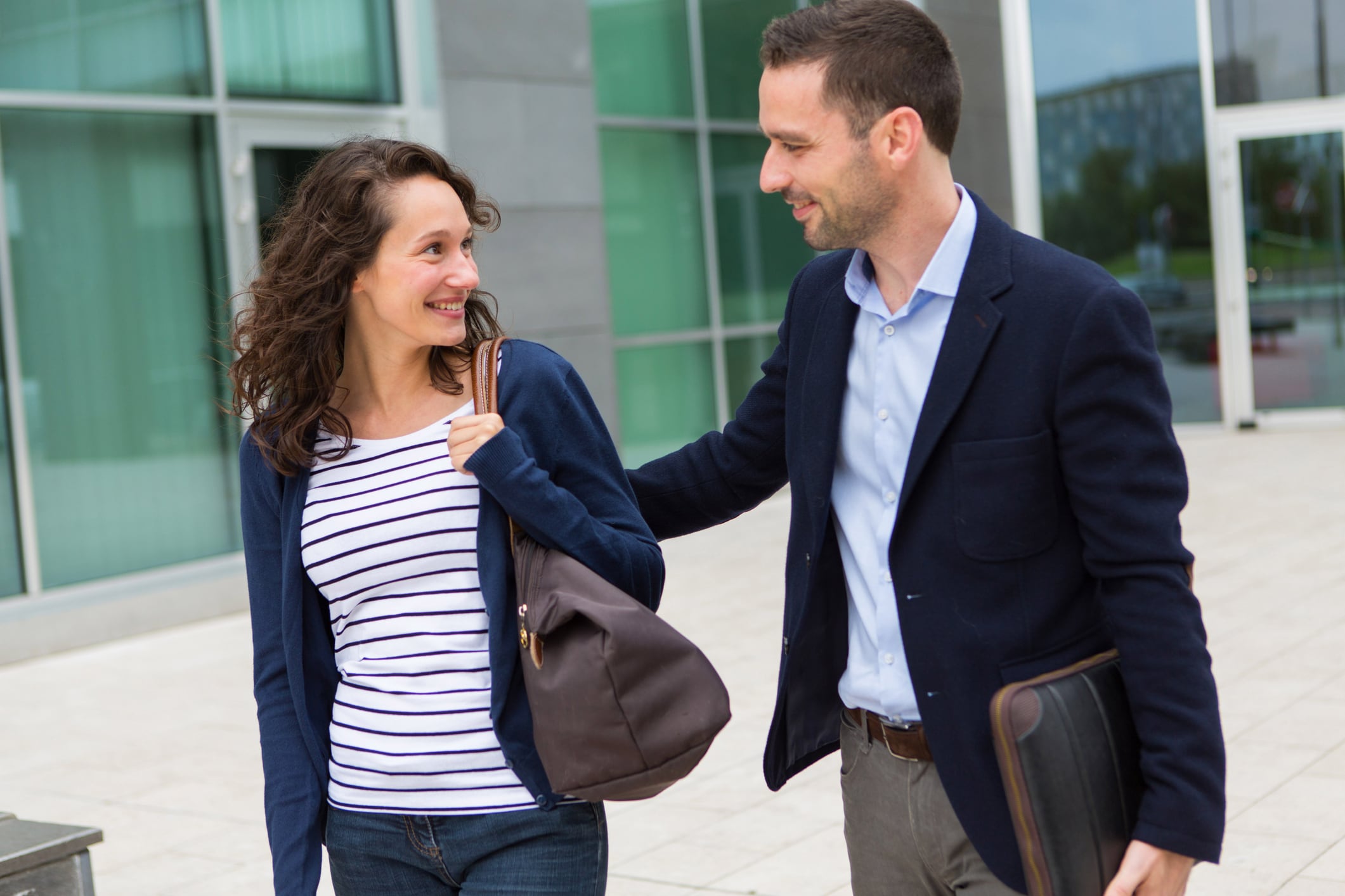 Se plantea la pregunta de si el interlocutor podría estar tejiendo una historia ficticia con cada parpadeo.