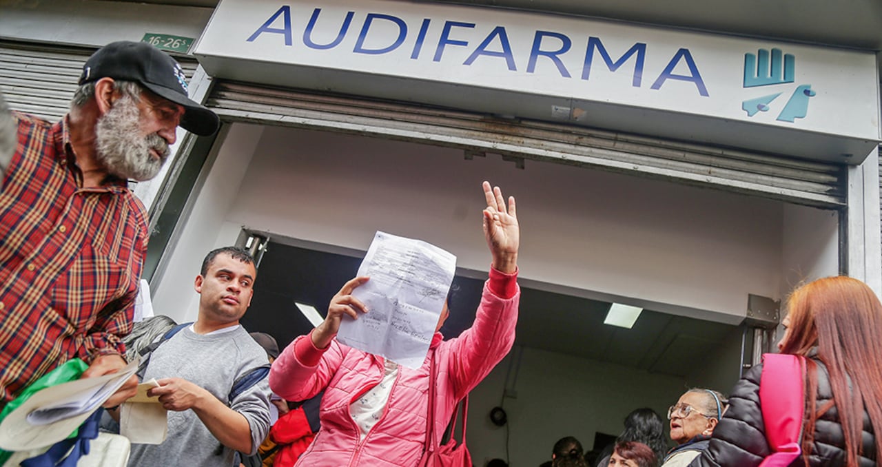 El presidente Gustavo Petro amenazó con allanar las bodegas de las empresas farmacéuticas porque dice que están acumulando los medicamentos. El viernes se volvieron virales las imágenes de personas haciendo fila por sus medicinas.