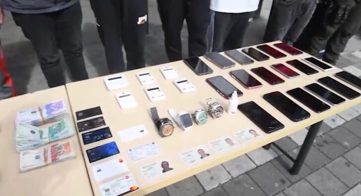 Dinero, tarjetas y otros elementos que serían de las víctimas extranjeras de peso millonario en Medellín.