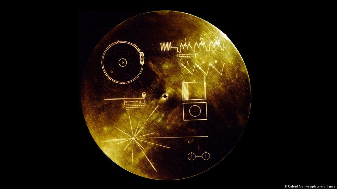 Voyager 1 continúa su viaje con el Disco de Oro, el mensaje cultural que Carl Sagan preparó para posibles civilizaciones lejanas.
