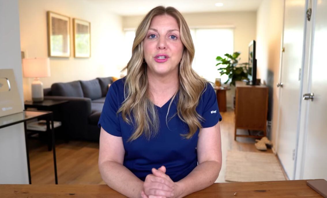 La enferma especializada en cuidados paliativos se ha vuelto famosa por publicar videos en Youtube