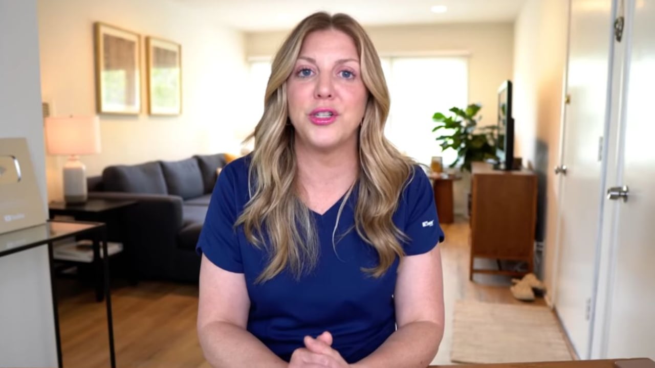 La enferma especializada en cuidados paliativos se ha vuelto famosa por publicar videos en Youtube