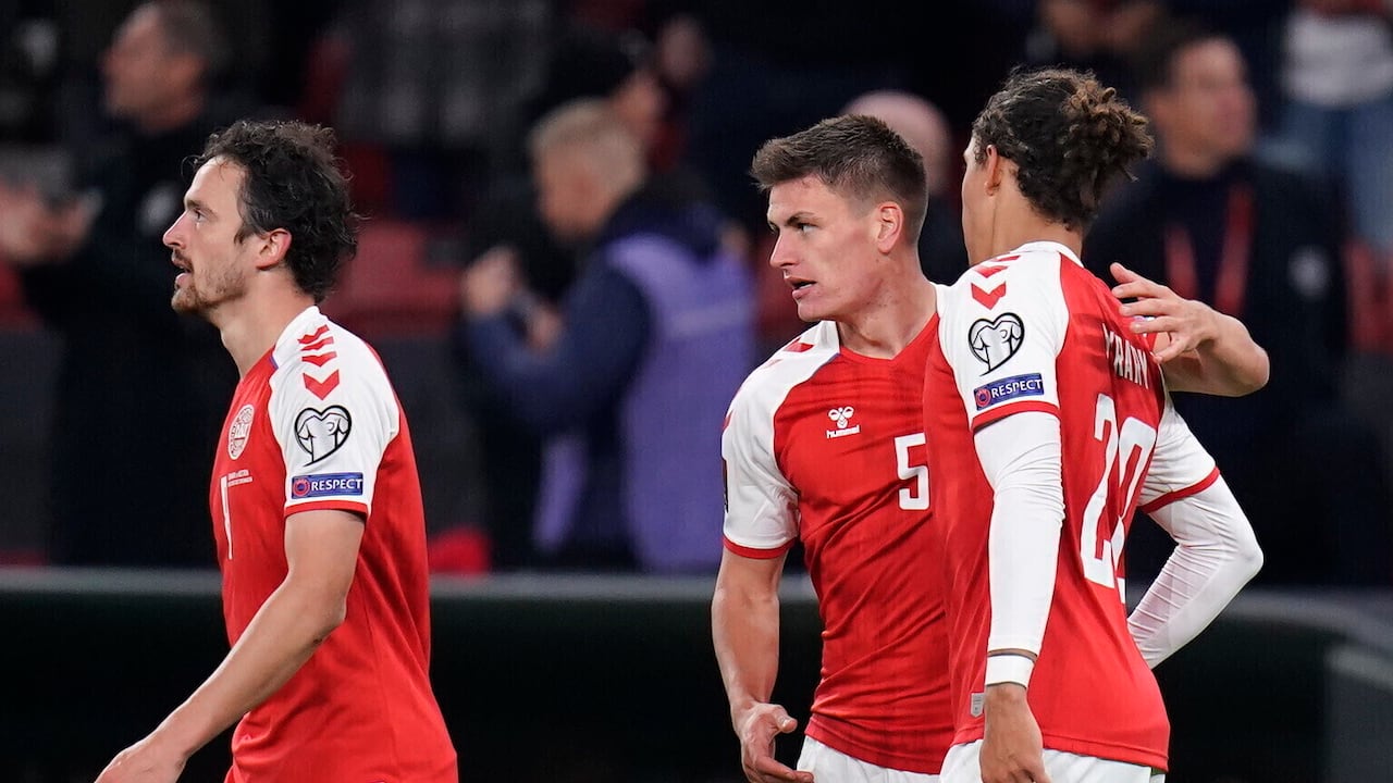 Joakim Maehle (centro) festeja con sus compañeros de la selección danesa, Thomas Delaney y Yussuf Poulsen, tras marcar un gol en un partido ante Austria, correspondiente a la eliminatoria mundialista y disputado el martes 12 de octubre de 2021 (Liselotte Sabroe/Ritzau Scanpix via AP)