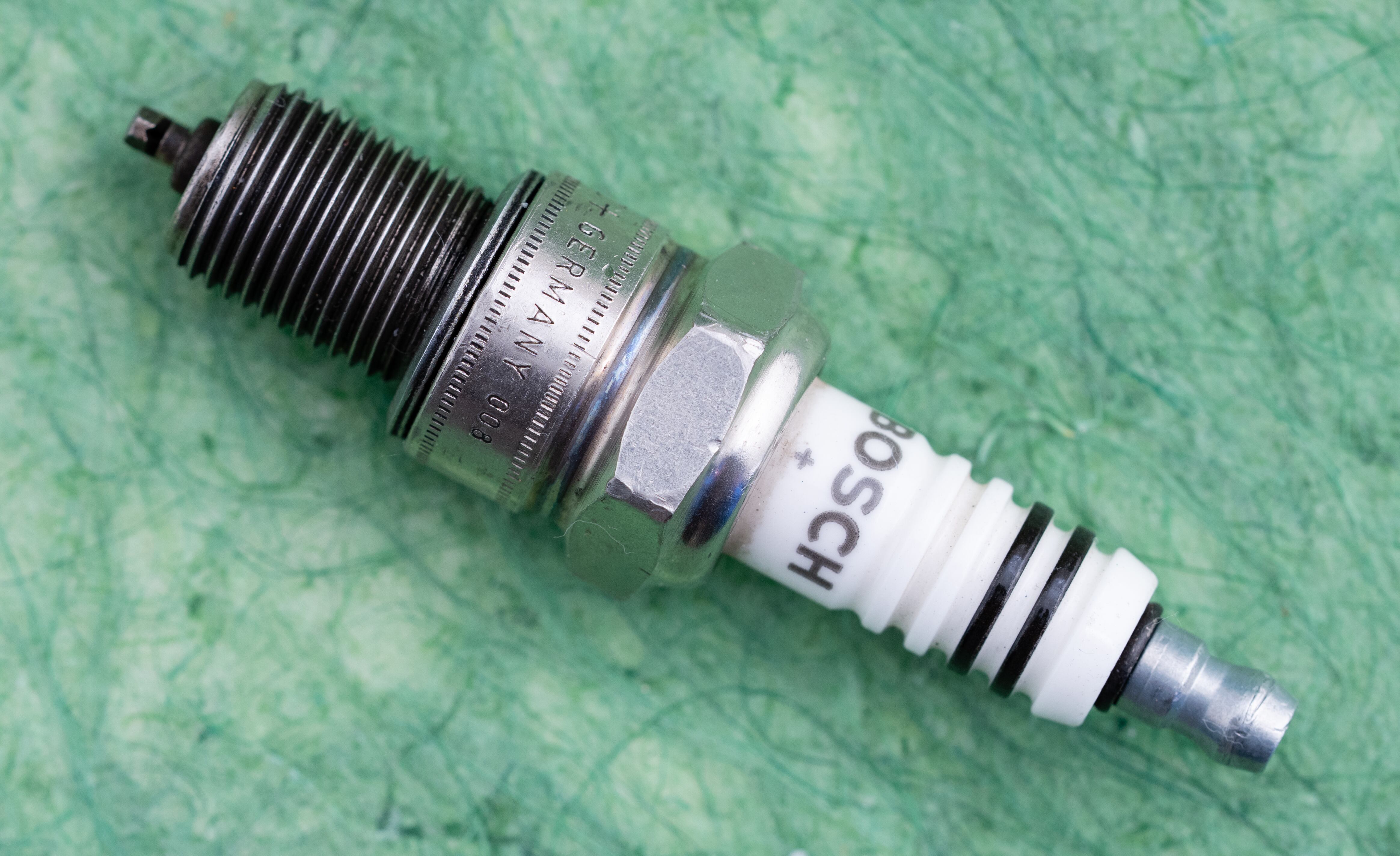 Las bujías son componentes esenciales para el óptimo funcionamiento de los carros con motores de combustión.