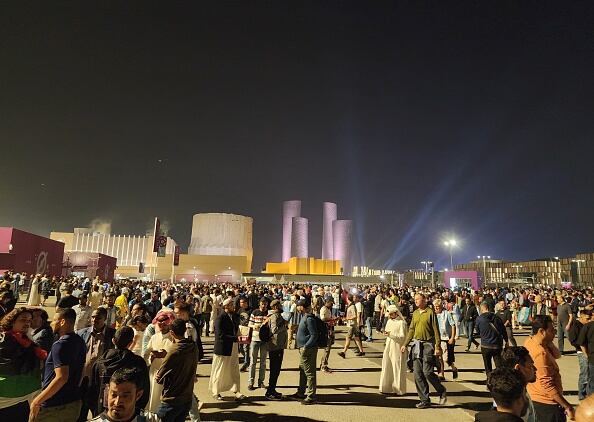os fanáticos se reúnen alrededor del estadio antes del partido semifinal de la Copa Mundial de la FIFA Qatar 2022 entre Argentina y Croacia en el Estadio Lusail el 13 de diciembre de 2022 en la ciudad de Lusail, Qatar. (Foto de Ashraf Amra/Agencia Anadolu a través de Getty Images)