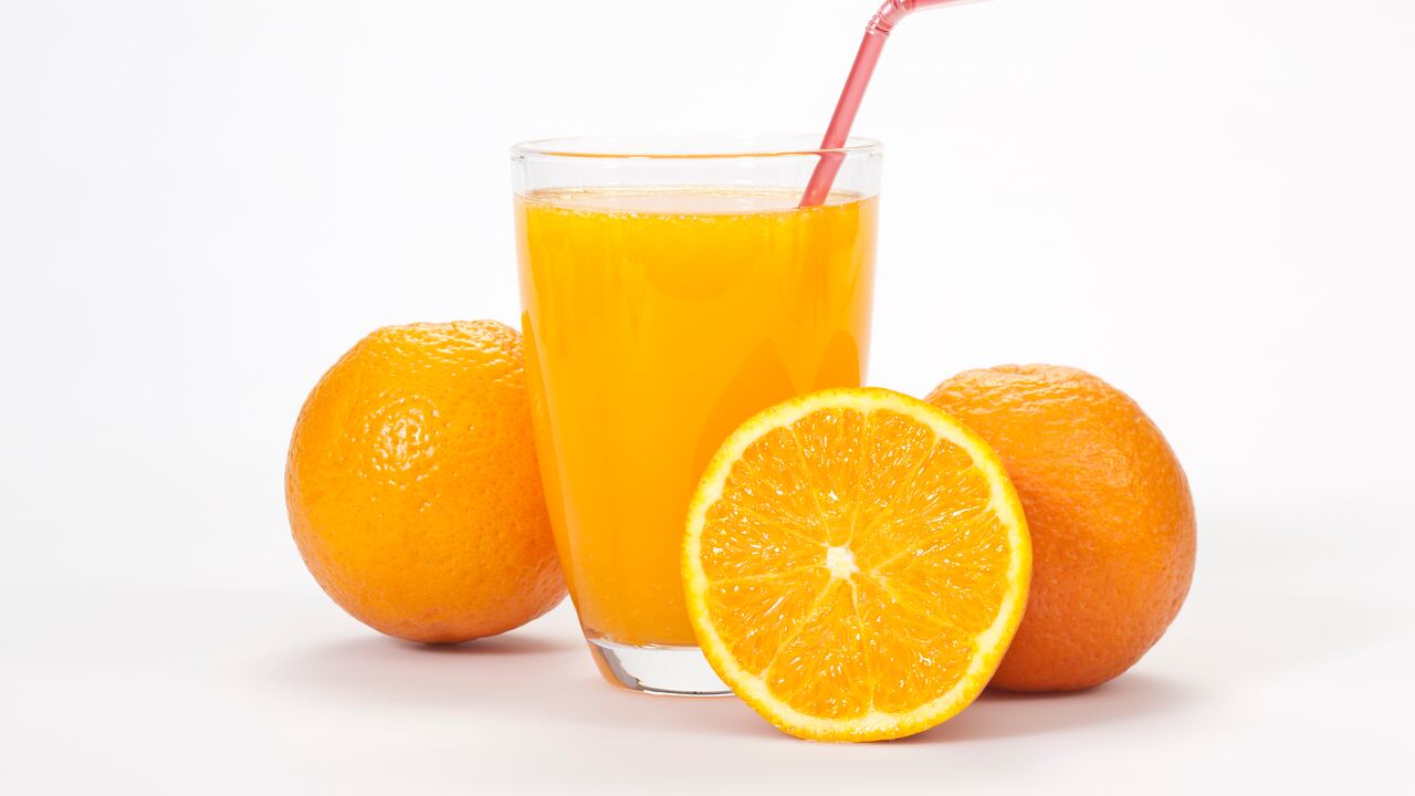 Tanto la leche como la naranja, son dos elementos de consumo diario.