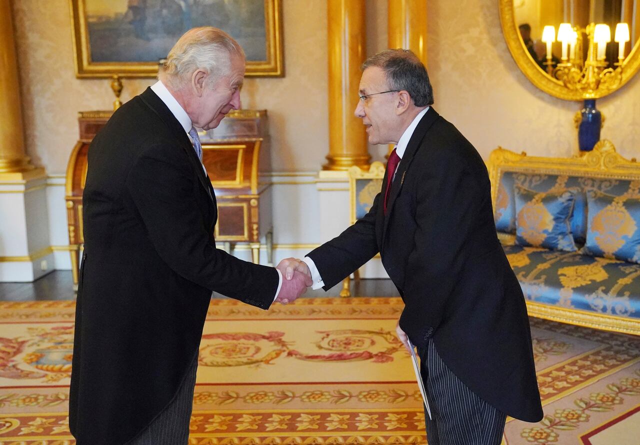 Roy Barreras presentó sus cartas credenciales, como embajador de Colombia ante el Reino Unido, al Rey Charles III en el palacio de Buckingham.