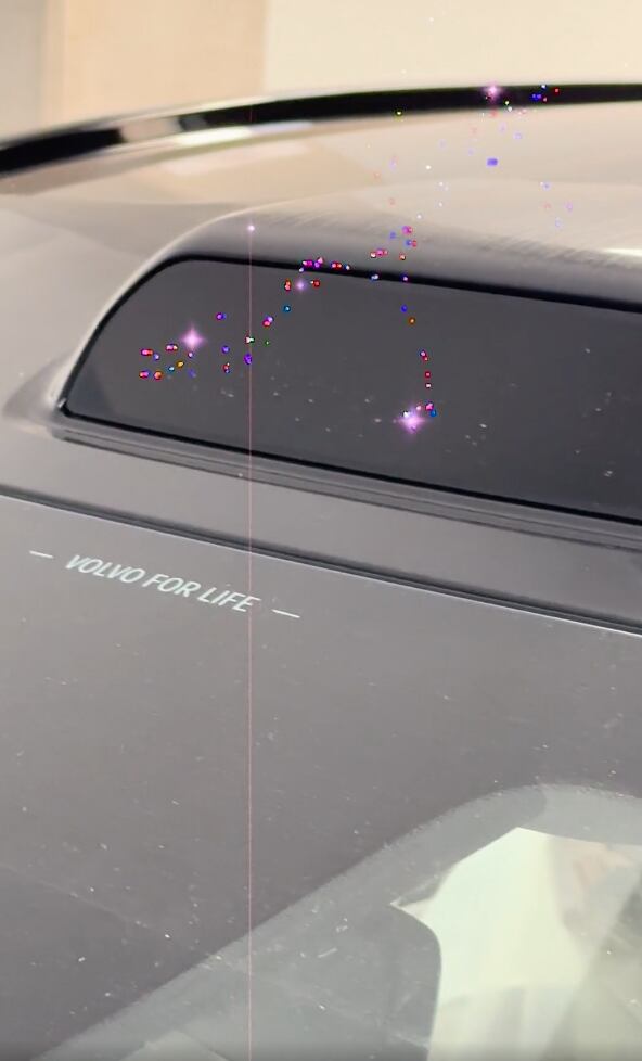 Estos son los brillos que aparecen en la cámara de los celulares cuando se toman fotografías o videos en planos cerrados a los radares LiDAR.