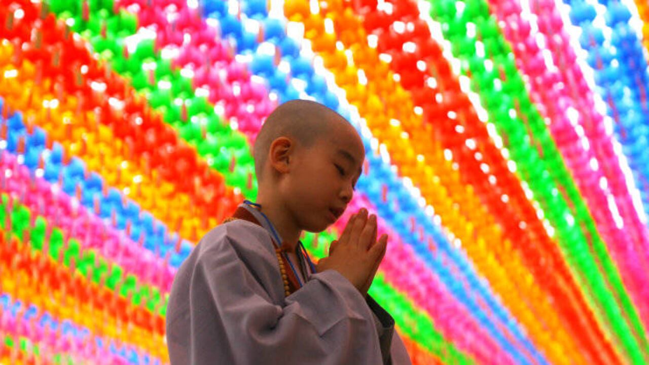 Un niño reza en un templo budista en Seúl. Crédito: Chung Sung-Jun/Getty Images.