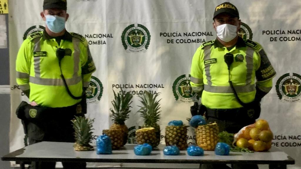 Las piñas eran transportadas junto a otras frutas en una caja de cartón.