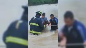 Las autoridades están recorriendo la ciudad para cuantificar los daños y ayudar a la población. -Foto: pantallazo de video twitter @Opanoticias