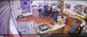 Momento en el que el veedor ciudadano Jaime Vázquez ingresa al establecimiento corriendo al ser perseguido por el delincuente.