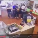 Momento en el que el veedor ciudadano Jaime Vázquez ingresa al establecimiento corriendo al ser perseguido por el delincuente.