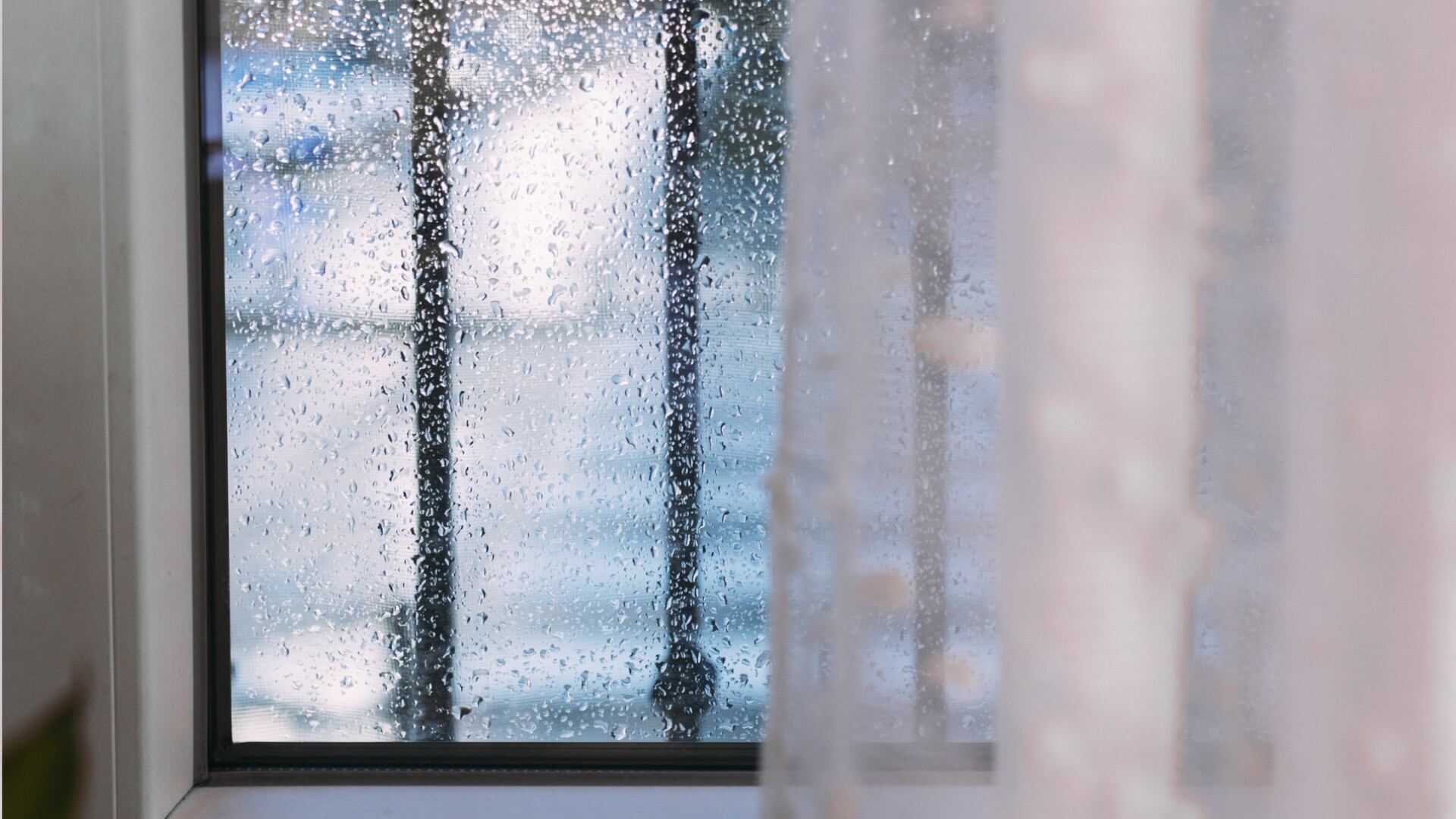 La condensación se da cuando el aire húmedo entra en contacto con una superficie más fría.