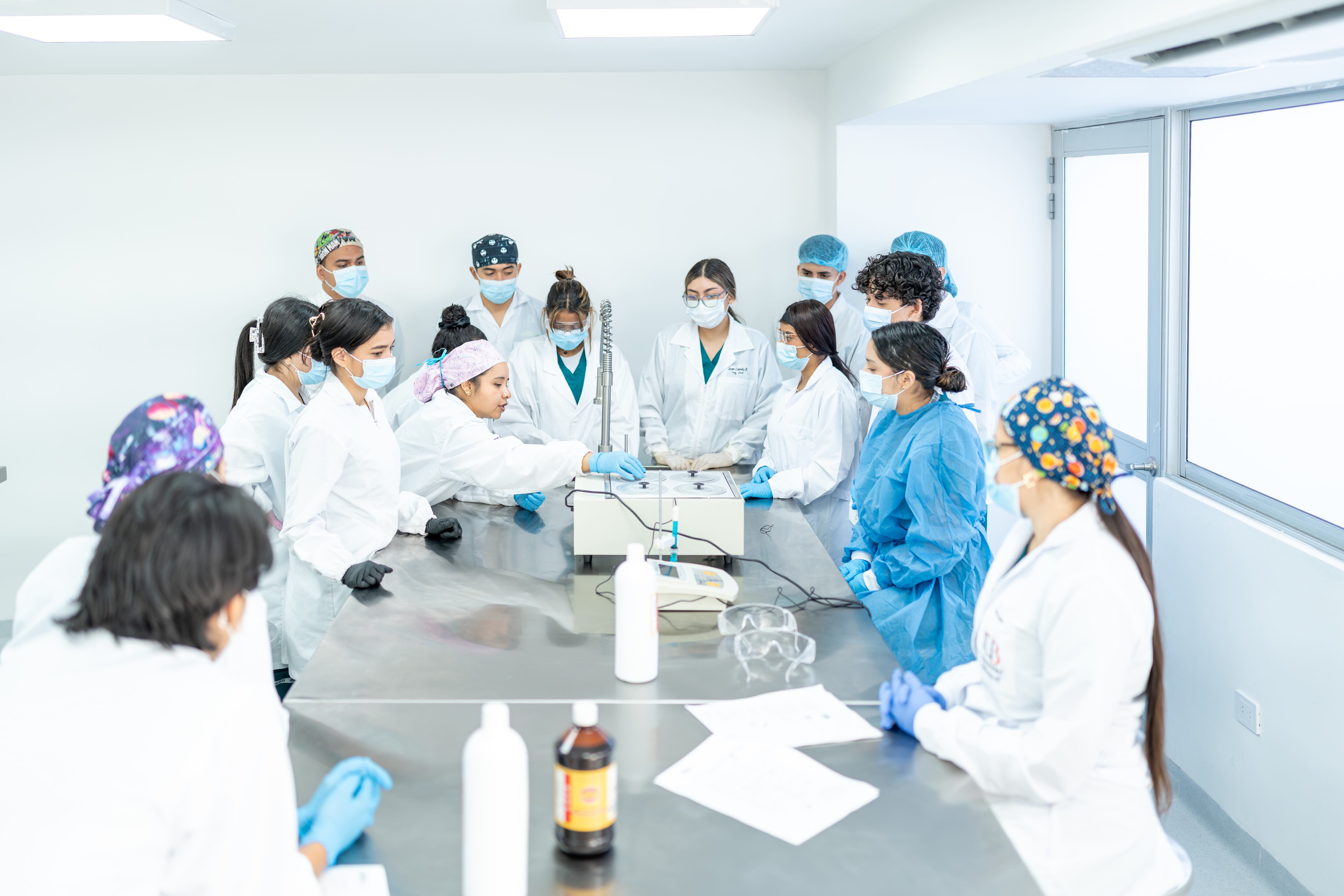 Estudiantes de la Corporación Institución Universitaria Salud Colombia participan en actividades de formación práctica apoyadas por equipos de laboratorio, como parte de su preparación académica y profesional.