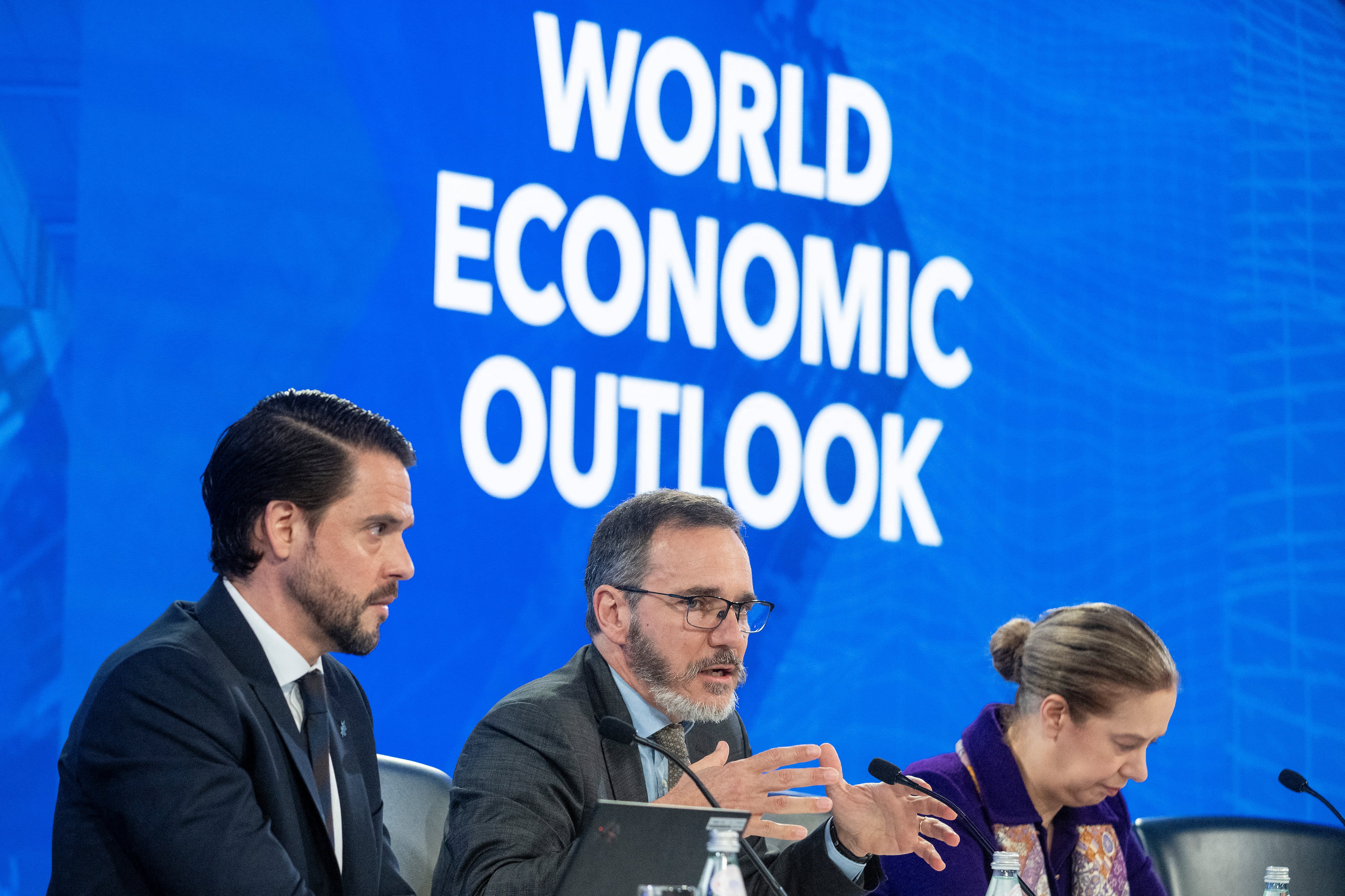 El economista jefe del Fondo Monetario Internacional (FMI), Pierre-Olivier Gourinchas (centro), y la subdirectora del Departamento de Estudios del FMI, Petya Koeva Brooks (derecha), responden preguntas durante su intervención en las "Perspectivas de la economía mundial" durante las Reuniones de Primavera del FMI y el Grupo Banco Mundial en Washington, D.C., el 22 de abril de 2025.