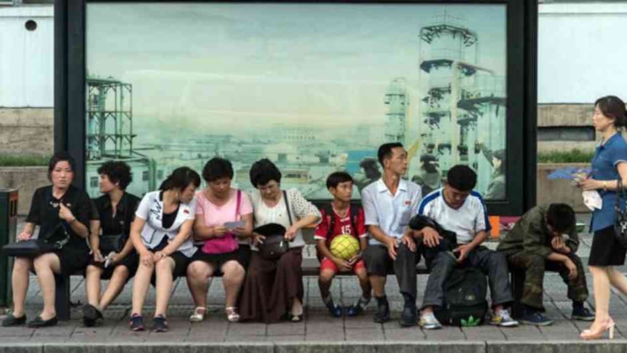 Debido a la escasez de automóviles, las paradas de transporte público en Corea del Norte están siempre repletas. Foto: Getty Images