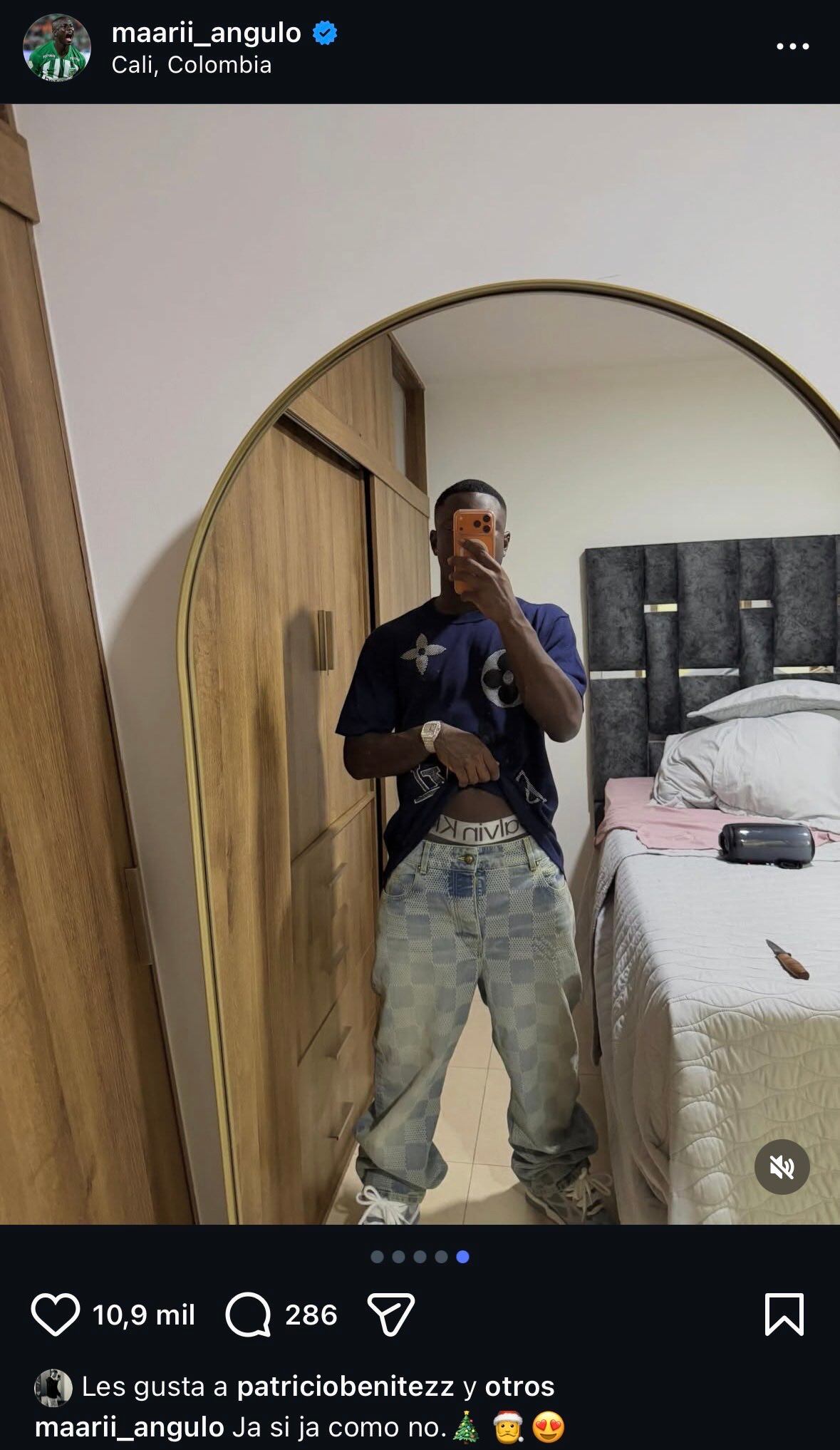 La foto Marino Hinestroza cerca de un arma blanca que llamó la atención