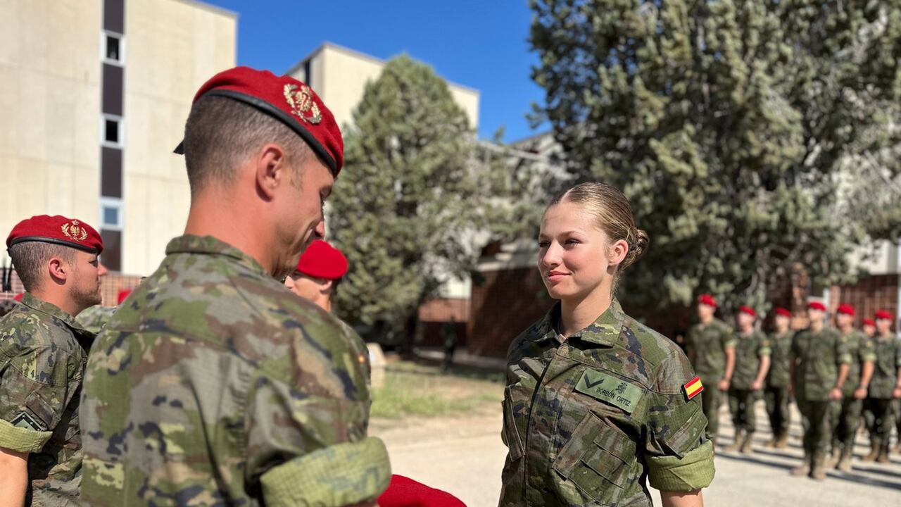 La heredera ha completado en la academia un período de formación militar básica en la que, entre otras actividades, los cadetes han realizado ejercicios de tiro, paso de pista de combate, recorridos topográficos, pasos ligeros y paso de cursos de agua.