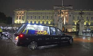 Isabel II será trasladada este miércoles desde el Palacio de Buckingham al Parlamento británico para realizar cuatro días de cámara ardiente.