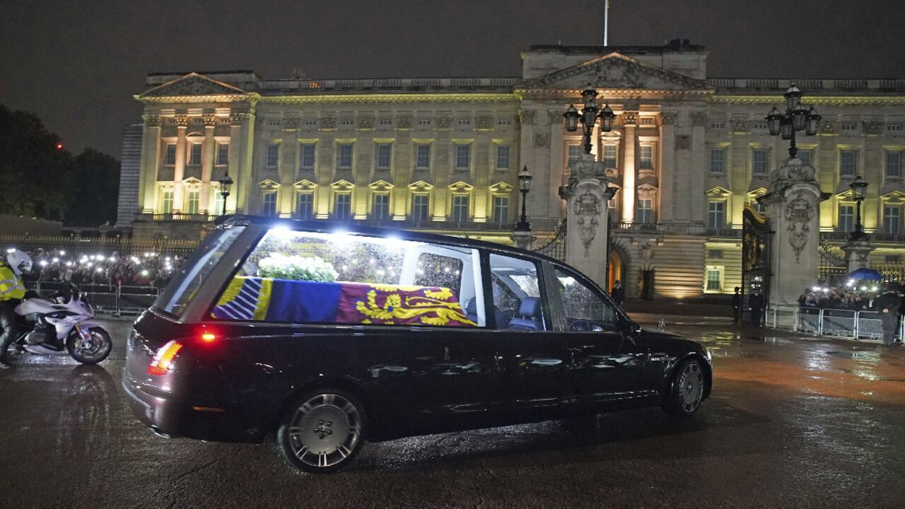 Isabel II será trasladada este miércoles desde el Palacio de Buckingham al Parlamento británico para realizar cuatro días de cámara ardiente.