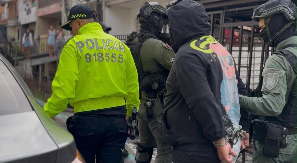Infiltración de agente encubierto permite la captura de criminales y cinco uniformados en Medellín.