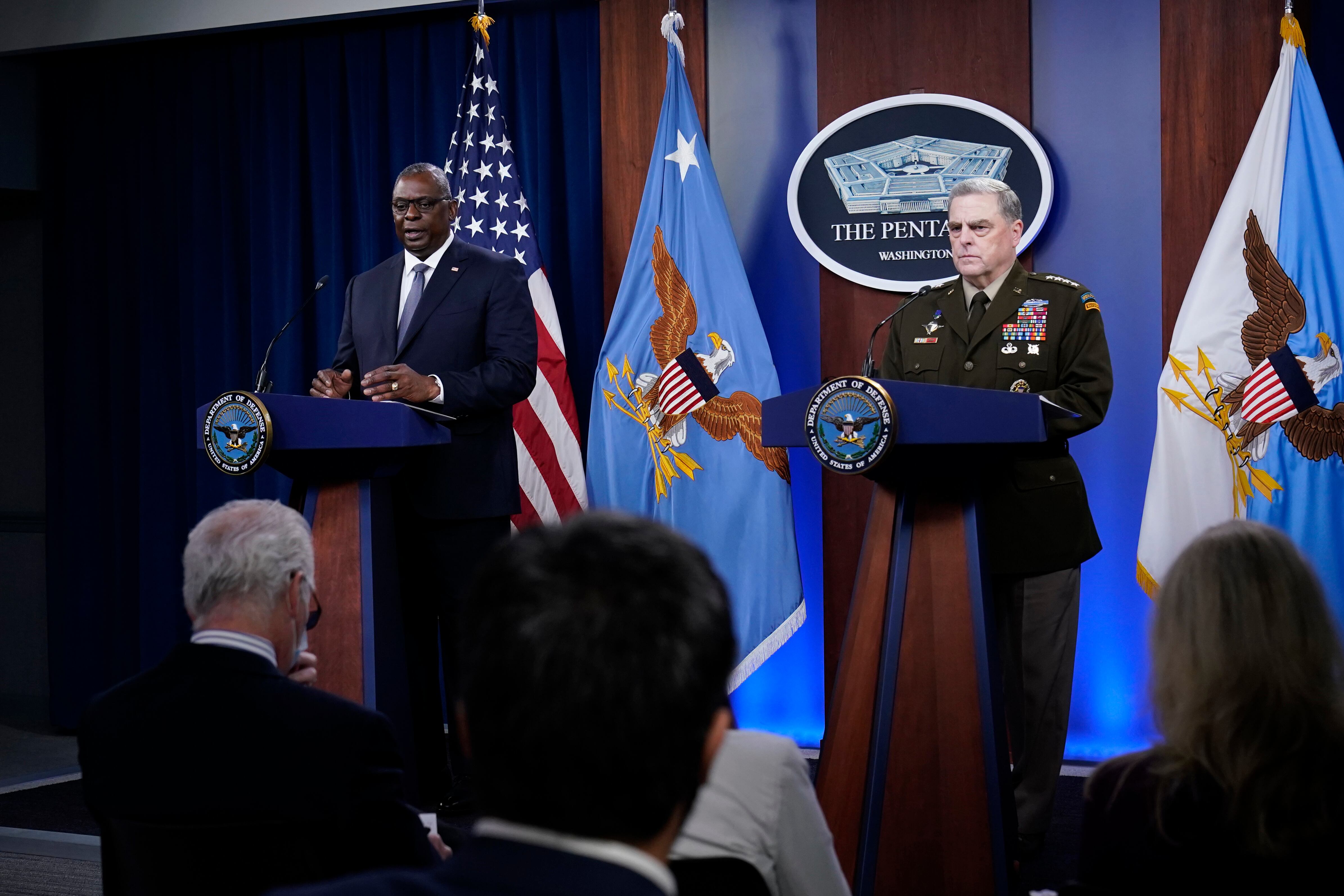 El secretario de Defensa Lloyd Austin, a la izquierda con el Estado Mayor Conjunto, el general Mark Milley, a la derecha, en el Pentágono en Washington, el miércoles 1 de septiembre de 2021, sobre el fin de la guerra en Afganistán. (Foto AP / Susan Walsh)