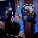 El secretario de Defensa Lloyd Austin, a la izquierda con el Estado Mayor Conjunto, el general Mark Milley, a la derecha, en el Pentágono en Washington, el miércoles 1 de septiembre de 2021, sobre el fin de la guerra en Afganistán. (Foto AP / Susan Walsh)
