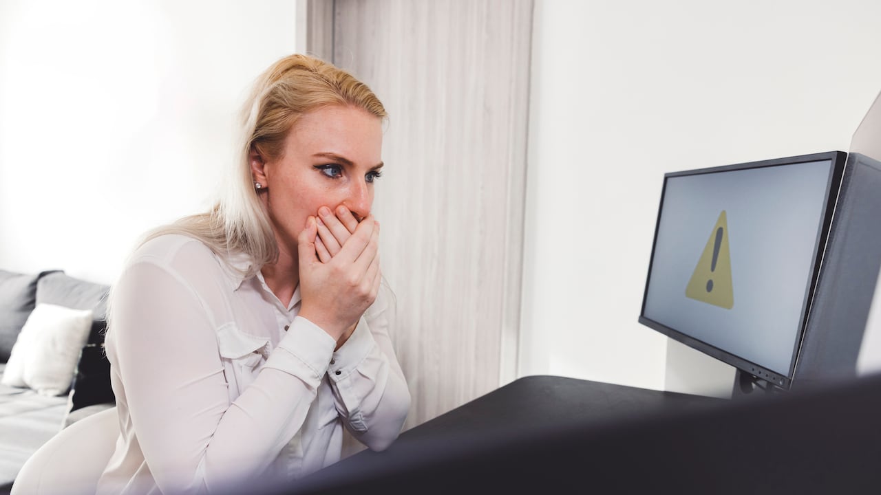 No compartir datos sensibles en redes sociales o sitios inseguros, como números de teléfono, direcciones, rutinas diarias o información de familiares