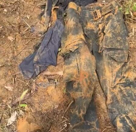Estas son las prendas de los disidentes de alias Calarcá muertos en combates con los alzados en armas liderados por alias Iván Mordisco, situación que se presenta en el departamento del Guaviare, Colombia.