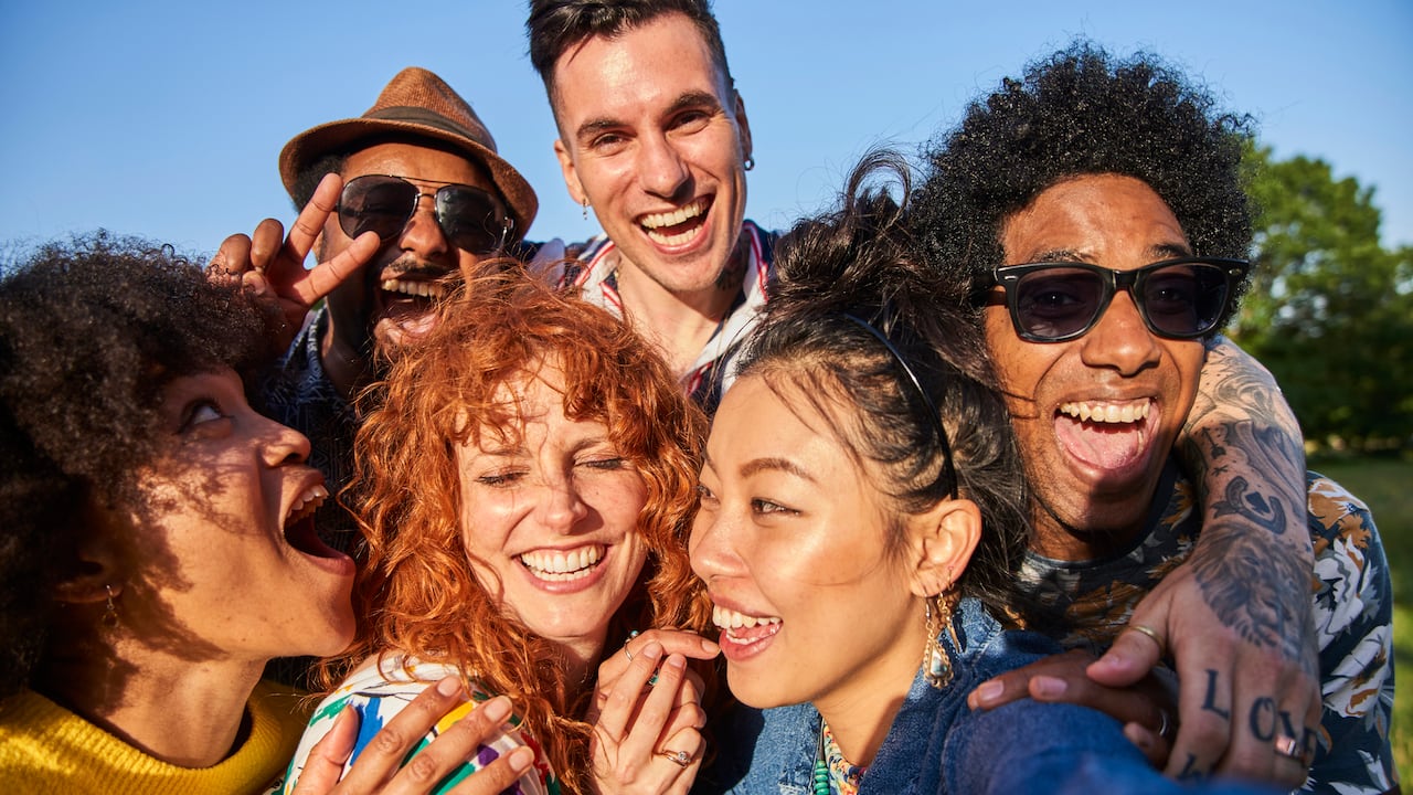 Grupo de personas con diferentes rasgos físicos.