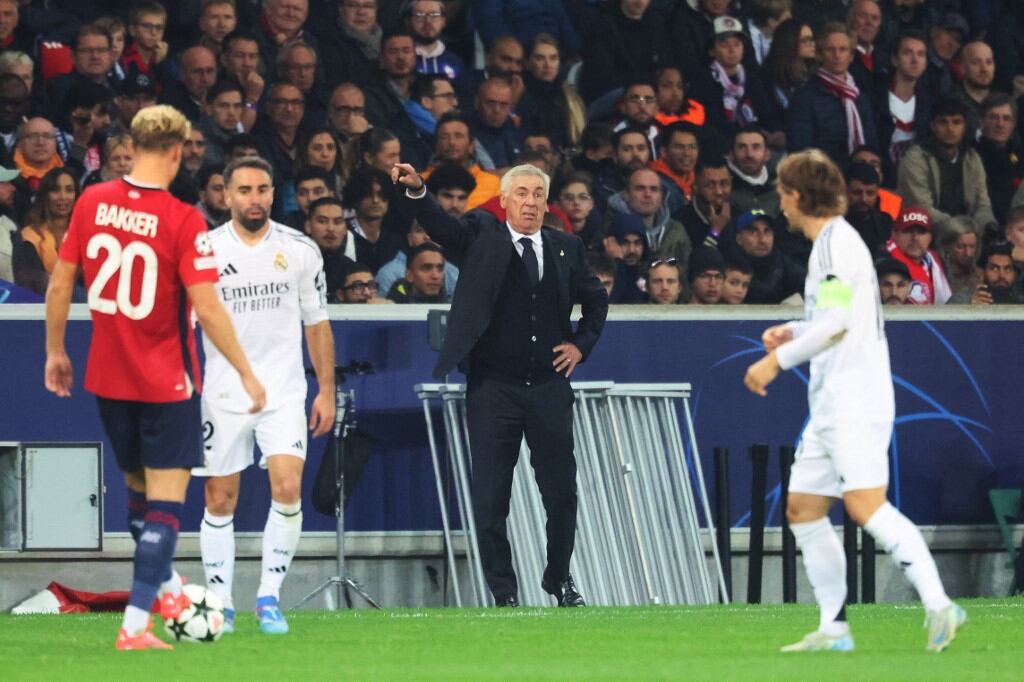Carlo Ancelotti dirigiendo el partido entre Real Madrid y Lille por la Uefa Champions League 24-25.