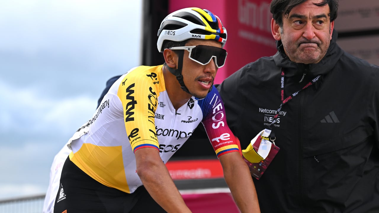 Egan Bernal se prepara para la decisiva contrarreloj de la etapa 10 en el Giro de Italia.