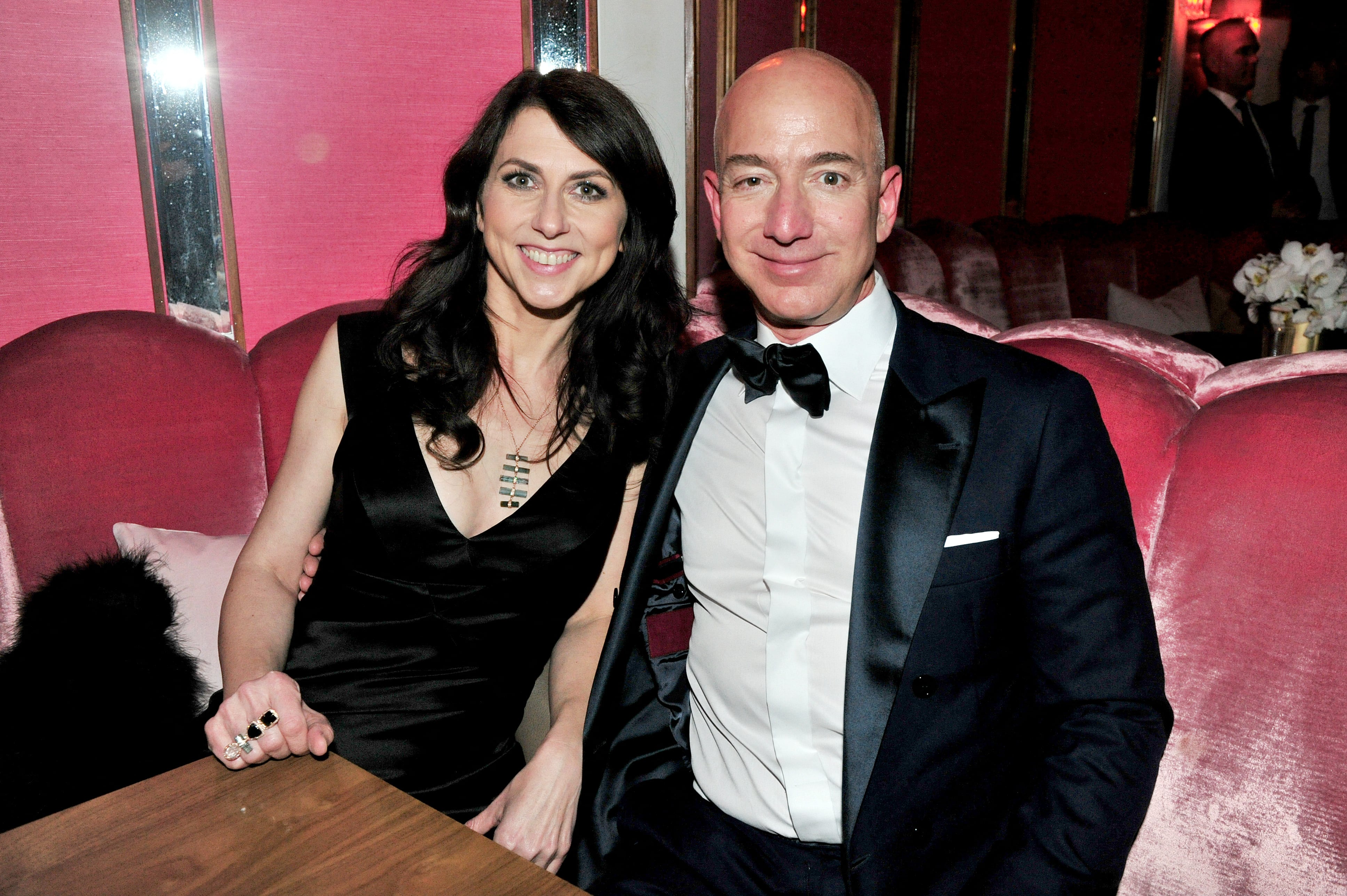 Mackenzie Scott hizo el compromiso de donar en vida “o por testamento” más de la mitad de todas sus riquezas, tras su divorcio con Jeff Bezos.