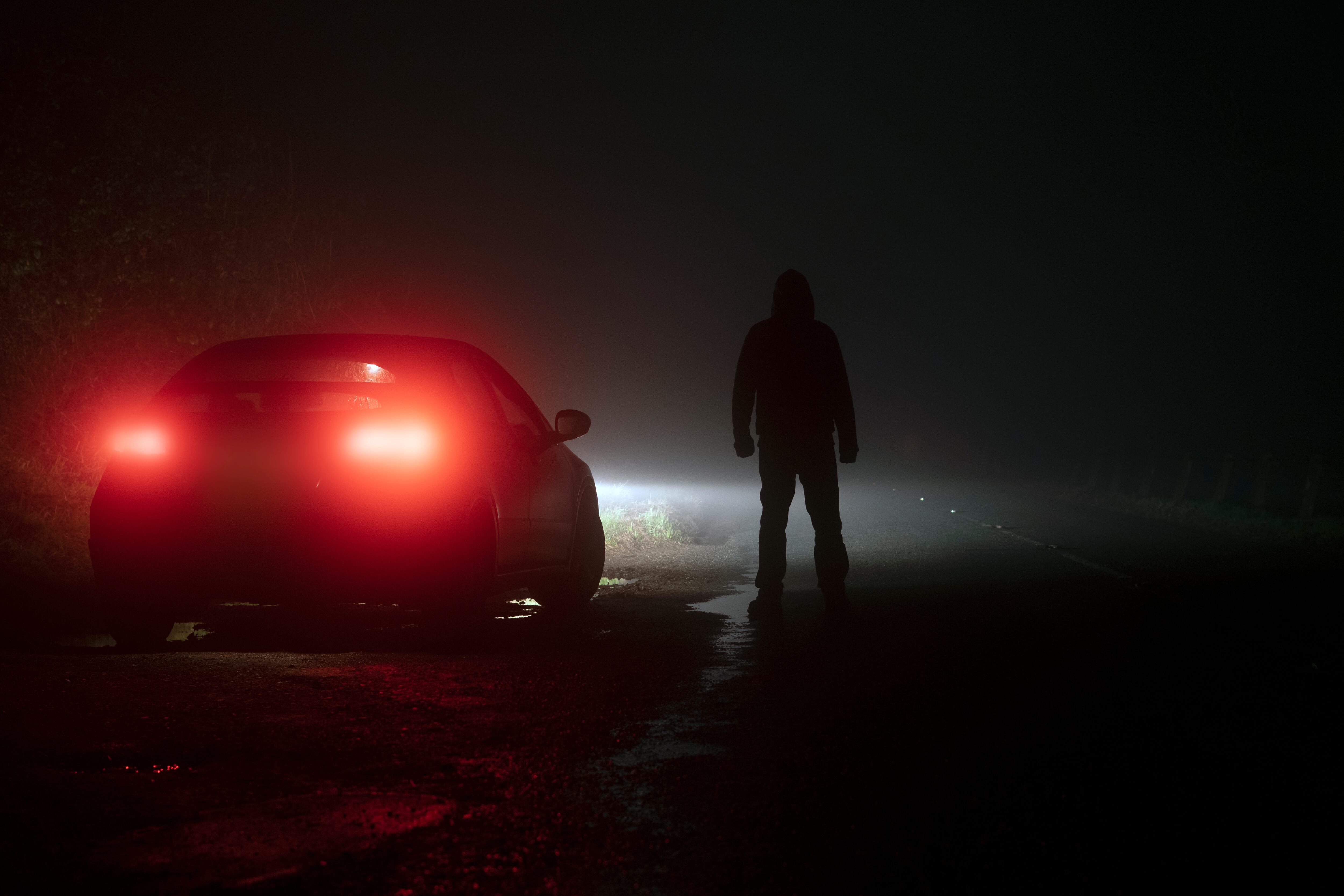 Modificar las luces de un carro aumenta la posibilidad de accidentes en la carretera.