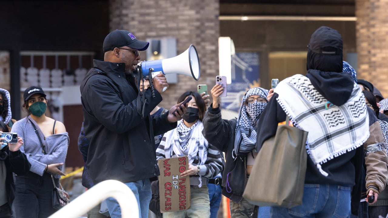 De Los Ángeles (oeste) a Nueva York (este), de Austin (sur) a Boston (noreste), el movimiento estudiantil estadounidense propalestino crece cada hora, tras su inicio hace una semana en la Universidad de Columbia, en Nueva York.