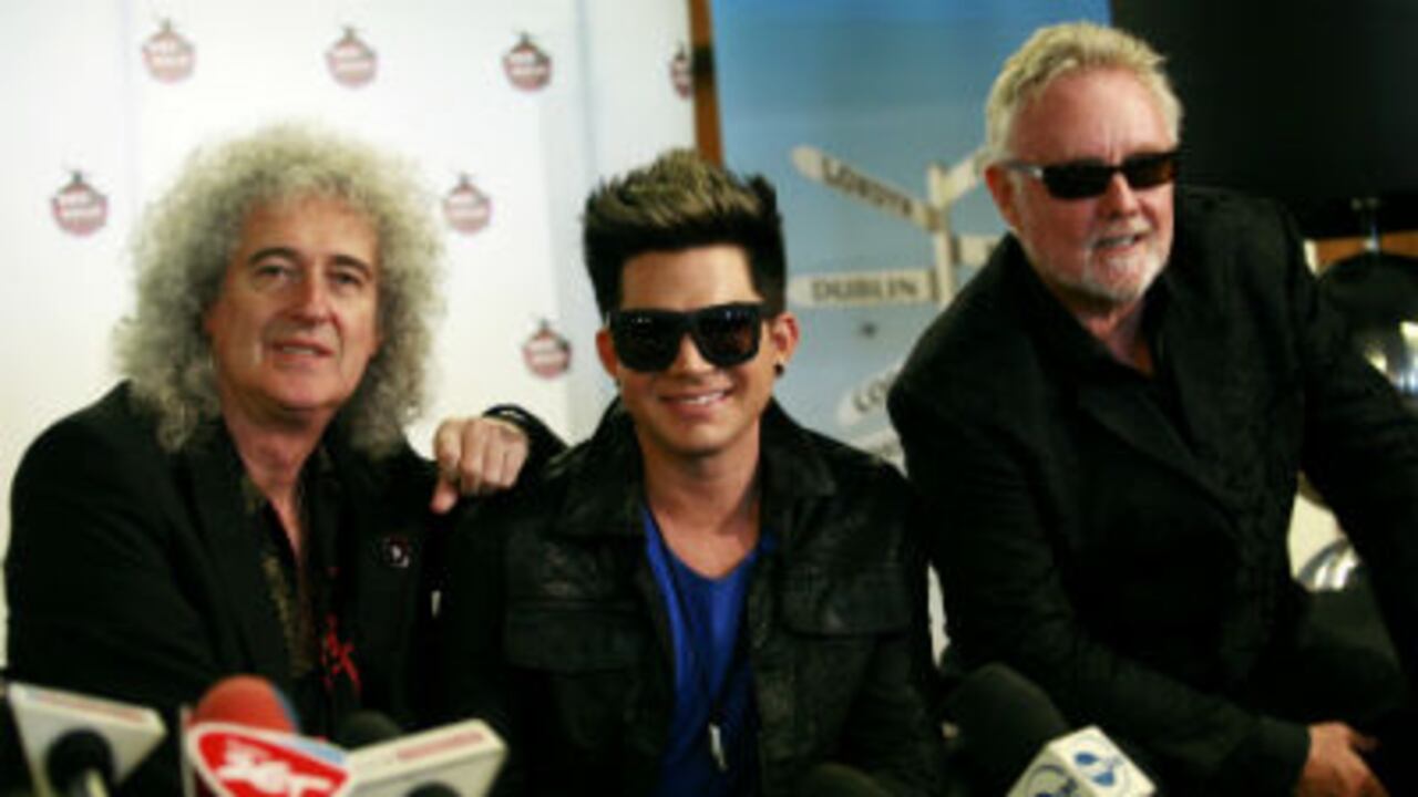 Los musicos ingleses Brian May (i) y Roger Taylor (d), y el cantante estadounidense Adma Lambert (c), integrantes de la de la banda de rock Queen, posan durante la rueda de prensa en Breslavia, Polonia.